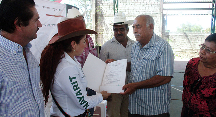 Ejidataria recibe documento agrario por parte de la Delegada del 
RAN