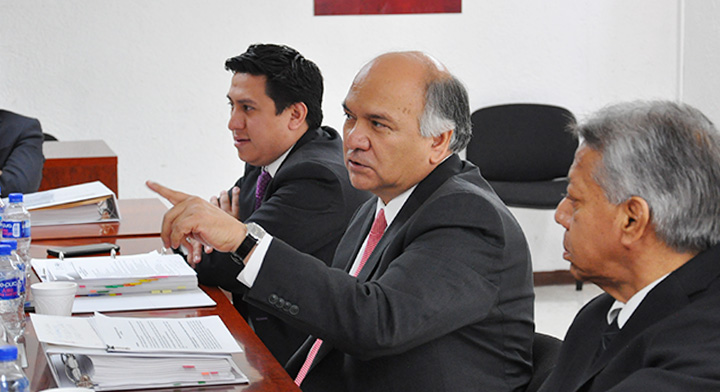 : El Director en Jefe del RAN, Froylán Hernández Lara, explica al Subdelegado y Comisario Público Suplente de la SFP, Alejandro Toledo Escobar.

