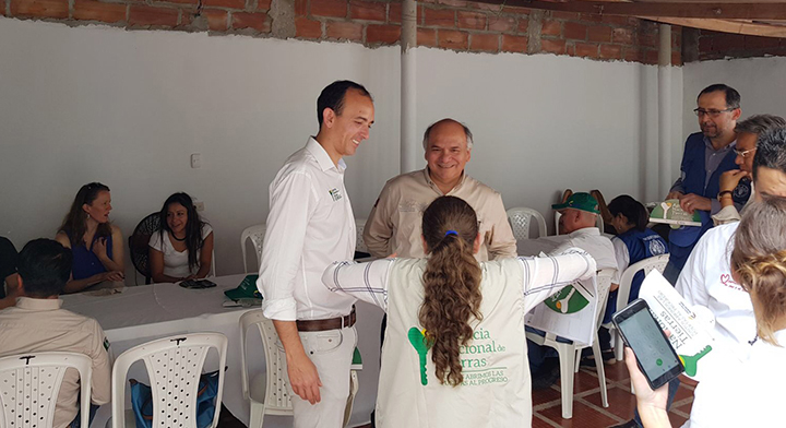 Director del RAN, Froylan Hernández Lara, y Director del ANT, Miguel Samper, en visita de campo en La Peña de Ovejas, Colombia.