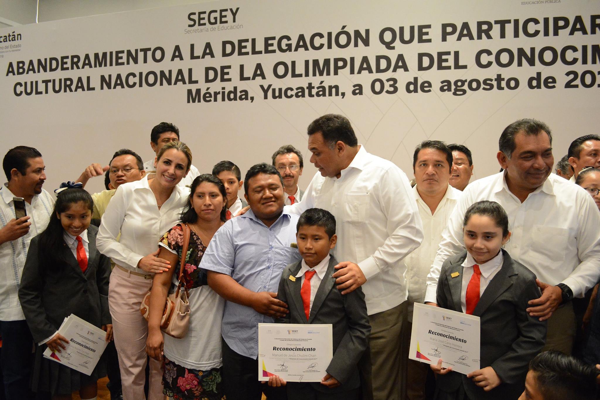 Niños ganadores de la Olimpiada del Conocimiento del estado de Yucatán.