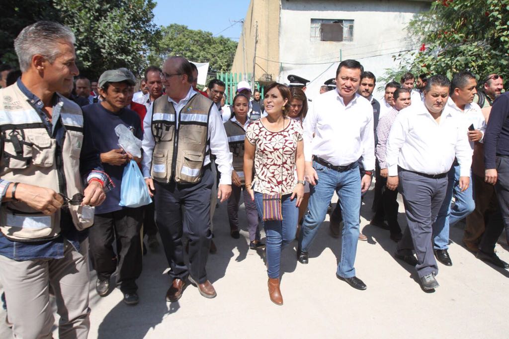 Rosario Robles y Graco Ramírez con habitantes de Jojutla