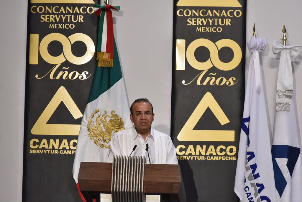 Alfonso Navarrete, Secretario de Gobernación, hablando al micrófono de frente a la audiencia.