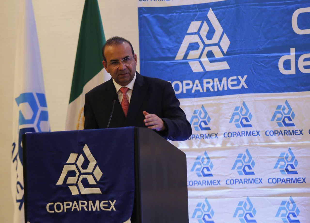 El Secretario de Gobernación, Alfonso Navarrete Prida, durante su reunión con consejeros nacionales de la COPARMEX.