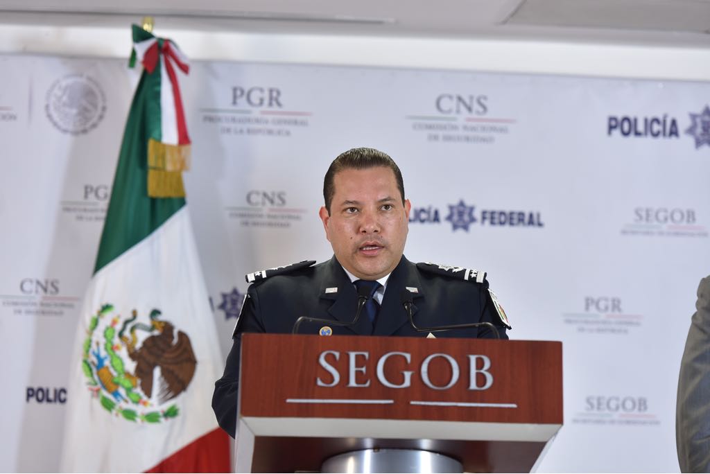 El Comisionado General de la Policía Federal, Manelich Castilla Craviotto de pie, dando su mensaje.