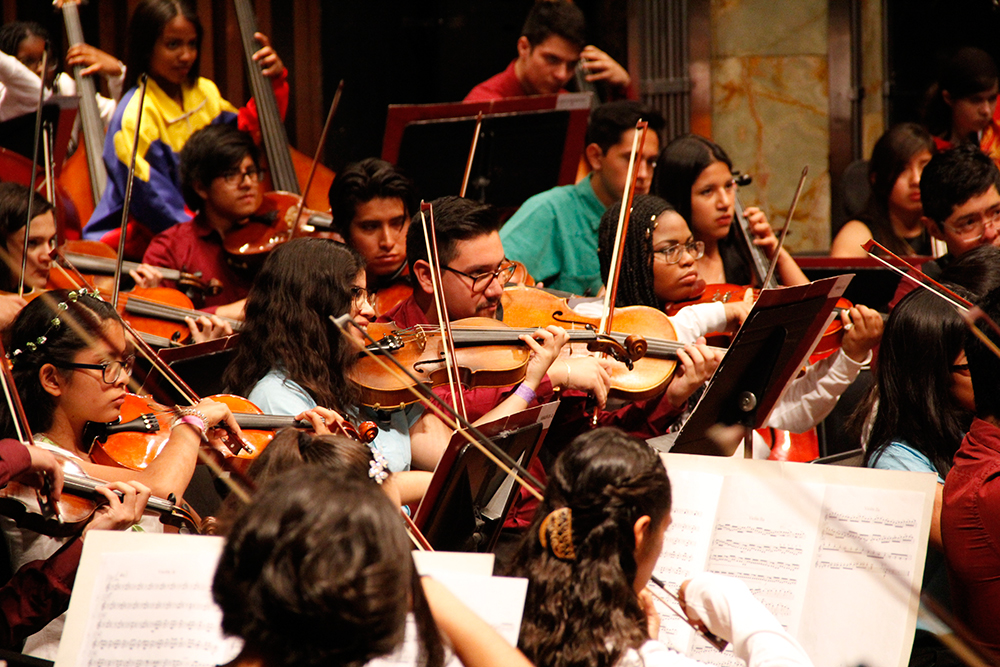 Participan integrantes de la Orquesta y Coro de Música Tradicional de SEP, en concierto en Bellas Artes