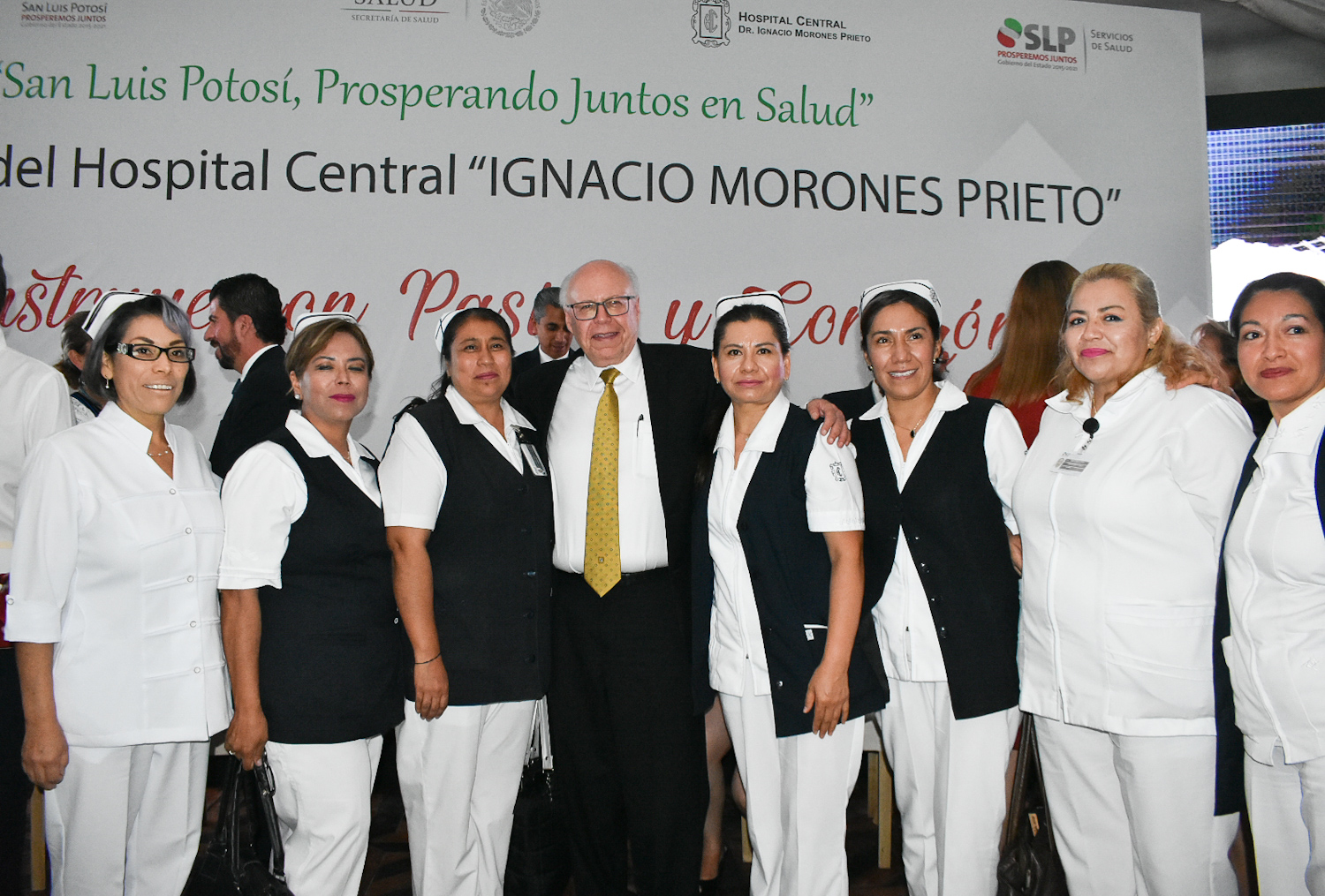 Doctor José Narro Robles acompañado con personal de enfermería.