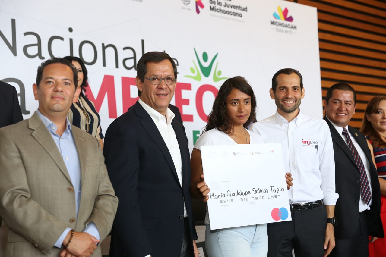 Entrega de Cheque de apoyo a Maria Guadalupe Salinas, en la foto Secretario Roberto Campa y el titular del IMJUVE de Michoacán