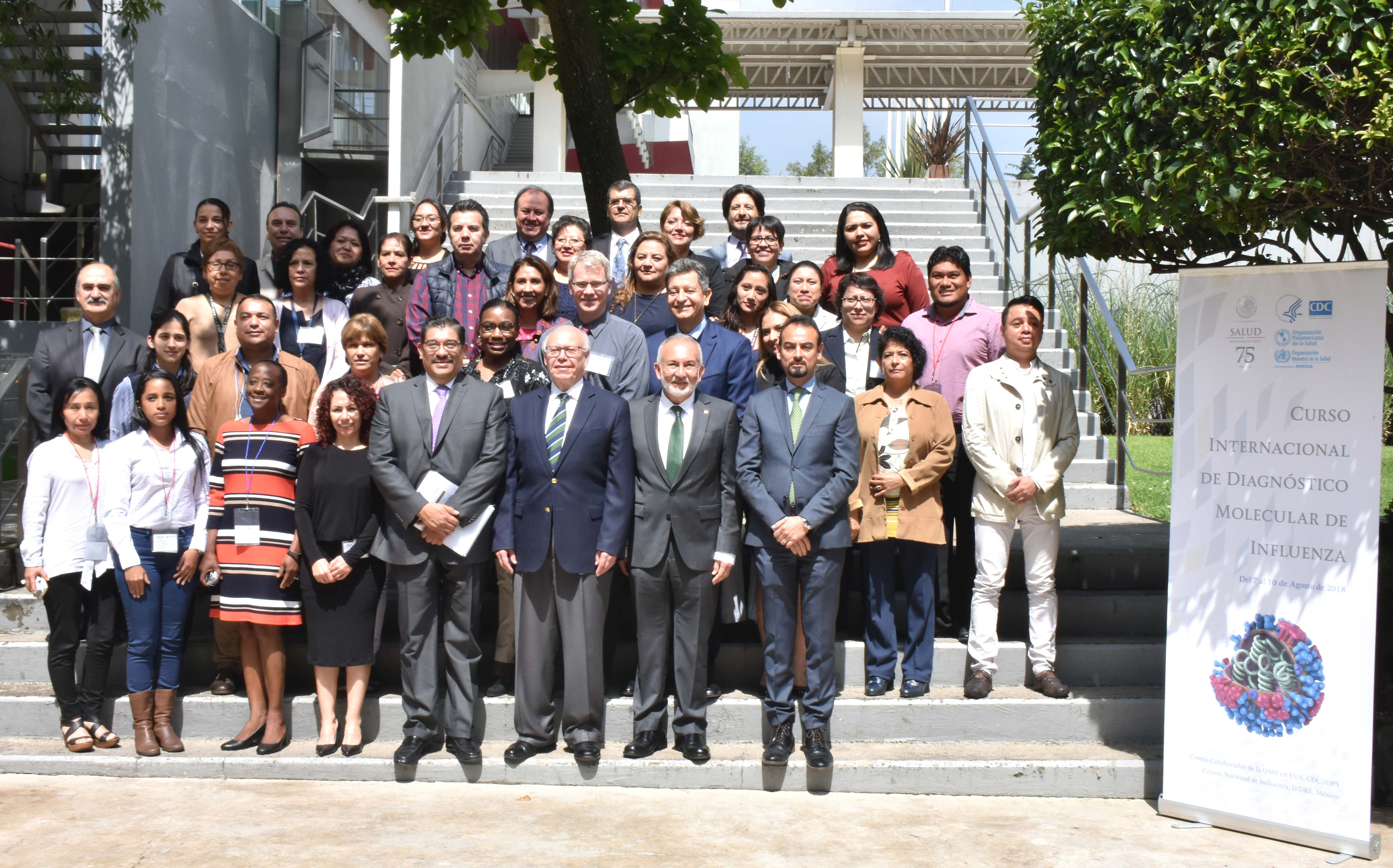 Foto grupal de distintos funcionarios de las diferentes Unidades INDRe y Salud.