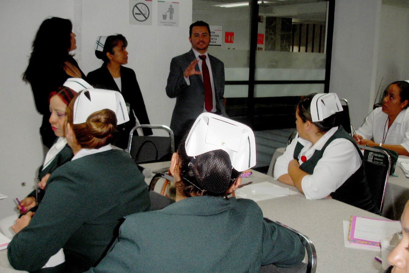 Maestro Isaí Arturo Salazar en conferencia con el Personal de Enfermería de la UMF2 del IMSS.