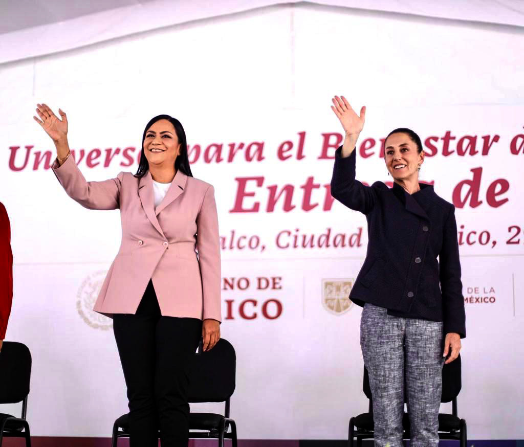 Secretaria Ariadna Montiel y la jefa de Gobierno, Claudia Sheinbaum, ambas con la mano derecha levantada en señal de saludo