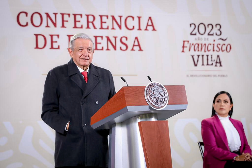 Presidente Andrés Manuel López Obrador parado frente a micrófono y sentada a un lado la secretaria Ariadna Montiel