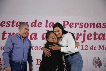 Secretaria Ariadna Montiel abrazando a derechohabiente mujer adulta mayor