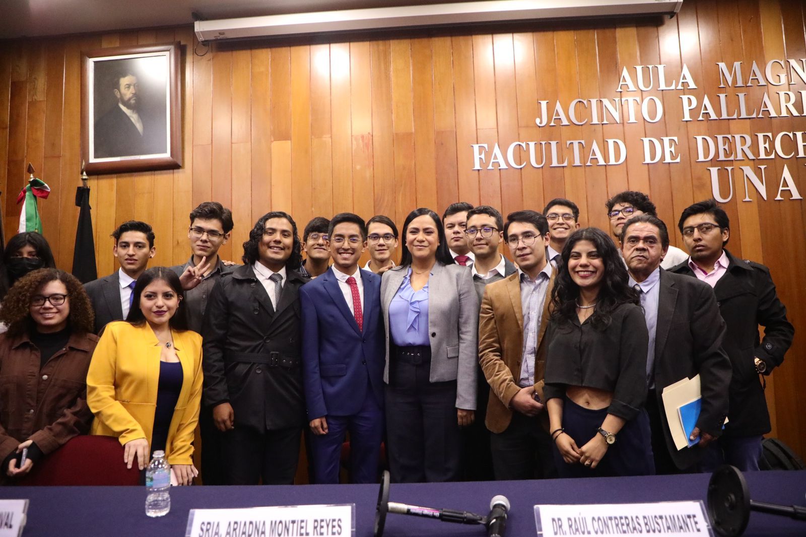 la secretaria de Bienestar, Ariadna Montiel con alumnos de la Facultad de Derecho en la UNAM