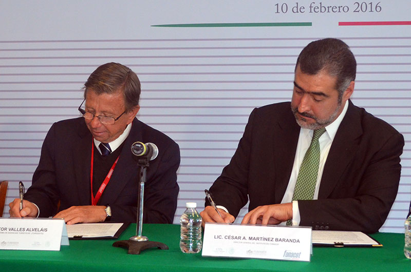 Director General del INFONACOT, César Alberto Martínez Baranda, al firmar convenio de colaboración con el Director de TURISSSTE, Héctor Valles Alveláis,