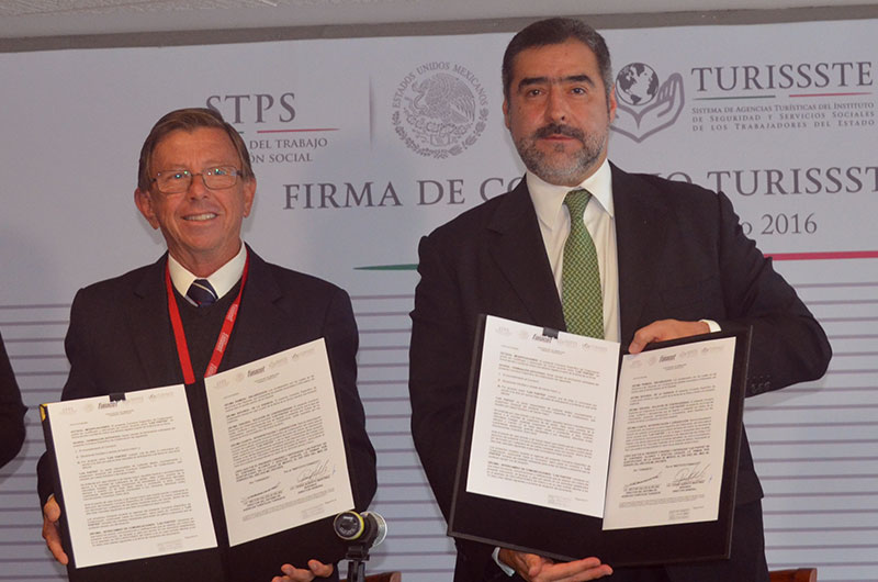 Director General del INFONACOT, César Alberto Martínez Baranda y Director de TURISSSTE, Héctor Valles Alveláis en la firma de convenio  
