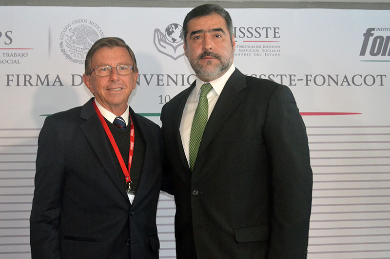 Director General del INFONACOT, César Alberto Martínez Baranda, al firmar un convenio de colaboración con el Director de TURISSSTE, Héctor Valles Alveláis
