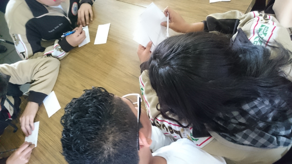 Las alumnas y alumnos de secundaria técnica escriben en tarjetas sus propuestas individuales.