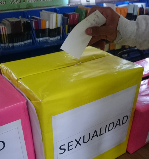 Un alumno deposita su propuesta en la urna temática de Sexualidad.