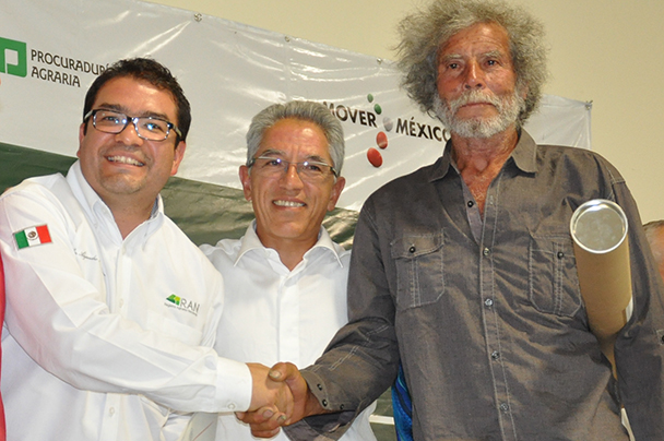 Gobernador del estado, Salvador Jara Guerrero y el encargado de la Dirección en Jefe del RAN, Alejandro Muñoz García, haciendo entrega de documentos agrarios a ejidatario. 
