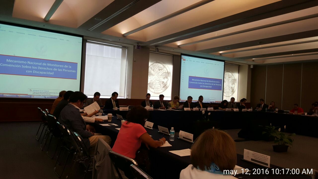 Representantes de OSC y Funcionarios de Gobierno en la mesa exponiendo sus puntos para cumplir y dar seguimiento a recomendaciones ONU