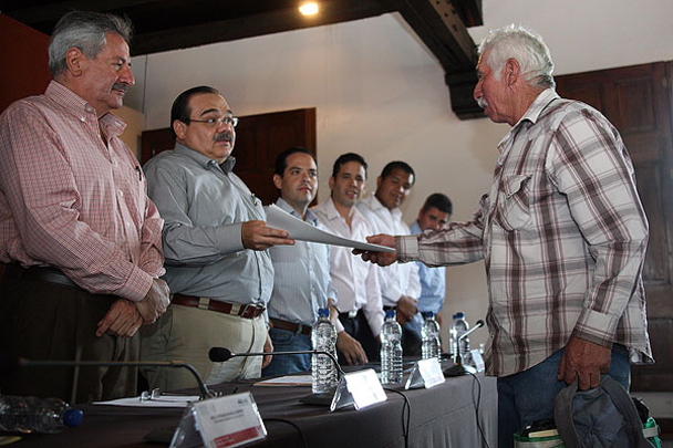 Entrega a ejidatario por parte del secretario de Desarrollo Agrario, Territorial y Urbano (SEDATU), Jorge Carlos Ramírez Marín.