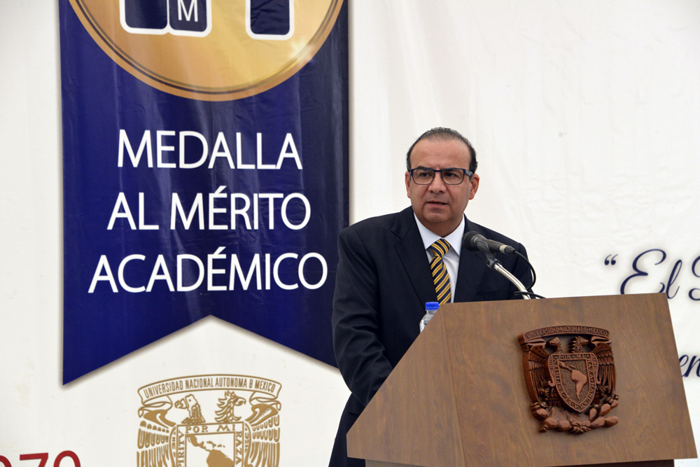 El Secretario del Trabajo y Previsión Social, Alfonso Navarrete Prida, encabezó junto al Rector de la máxima Casa de Estudios, Enrique Graue Wiechers, la Entrega de Medallas al “Mérito Académico” 2016 de la AAPAUNAM.
