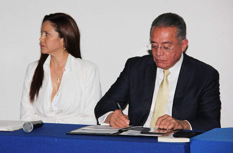 Héctor Fernando Ortega Padilla, Subprocurador de Protección de los Derechos de los Contribuyentes de Prodecon, encabezó la firma del Convenio que beneficiará principalmente a estudiantes de la institución educativa.
