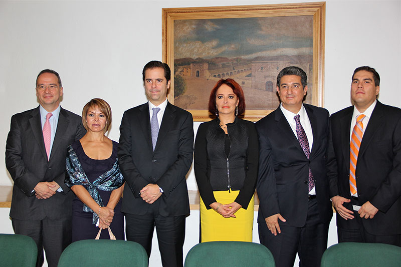 Representantes de Prodecon y la ABM acompañaron durante la firma del Convenio de Colaboración a Javier Arrigunaga Gómez del Campo, presidente de la ABM y la titular de la Procuraduría, Diana Bernal Ladrón de Guevara (al centro).