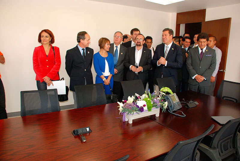 El delegado Gerardo Arturo Padilla Navarro mostró al Gobernador de Guanajuato, Miguel Márquez Márquez y a la Procuradora Diana Bernal, las instalaciones de la Delegación en compañía del resto de los invitados a la ceremonia de apertura.