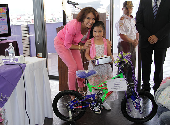 La pequeña Guadalupe Sarai Estillado Chapuli, con su dibujo titulado “La vida es mejor pagando tus impuestos”, fue la ganadora del primer lugar en la categoría de 6 a 8 años de edad.