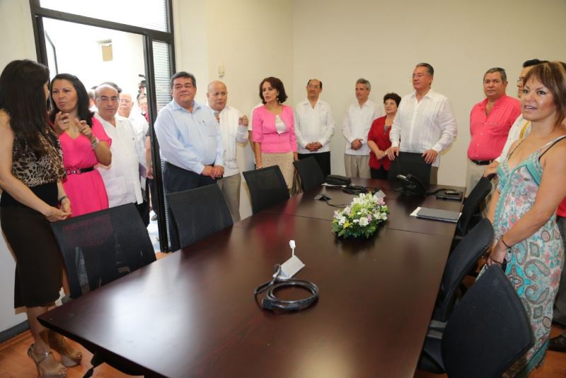Al término del acto inaugural, la Procuradora y el Gobernador de Campeche, Fernando Ortega, realizaron un recorrido por las instalaciones de la nueva delegación que atenderá a 263 mil contribuyentes campechanos.