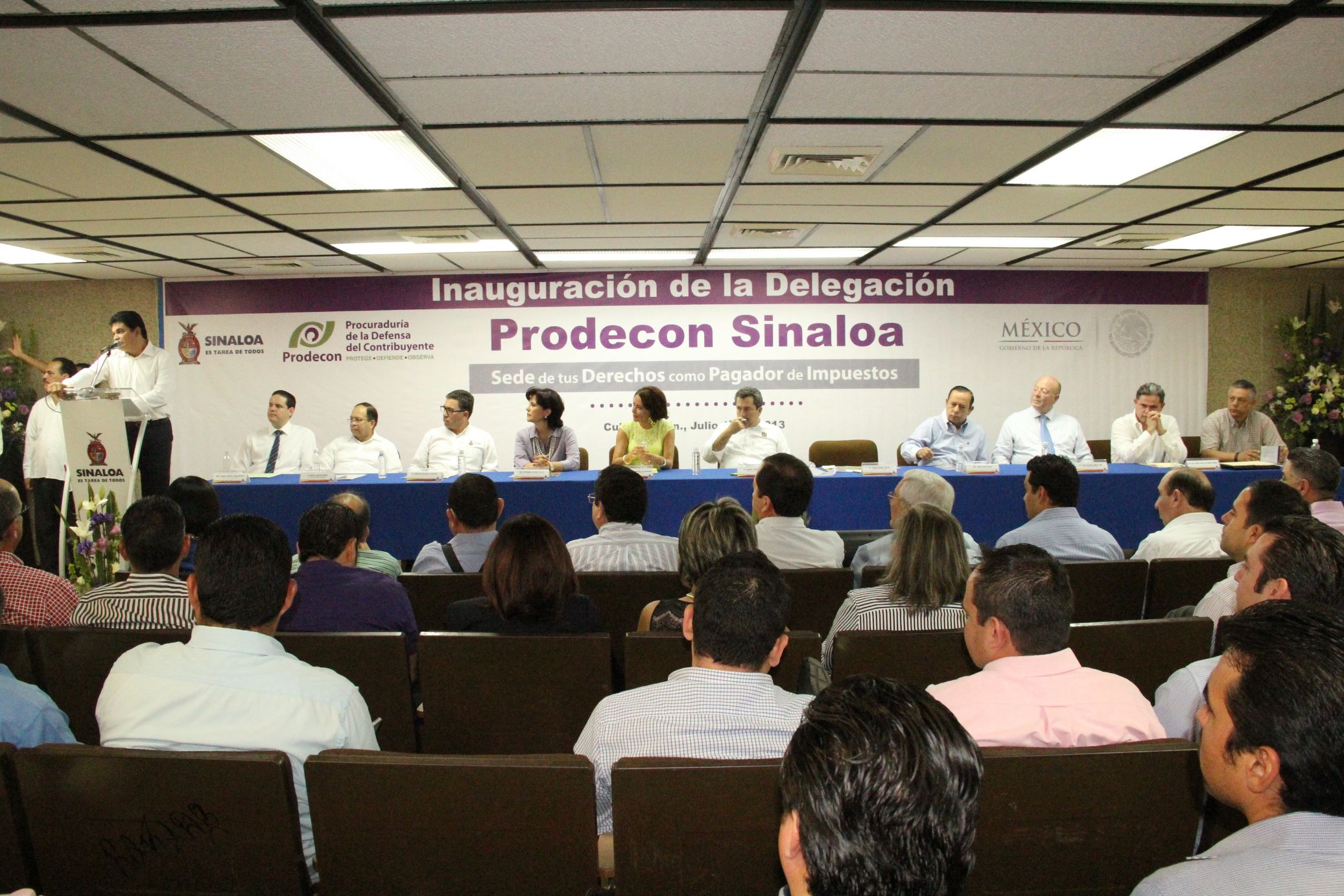 La inauguración de la Delegación Sinaloa de Prodecon contó con la presencia de más de 300 invitados entre los cuales se encontraban autoridades, al igual que representantes de cámaras y asociaciones empresariales, miembros de academias, instituciones y colegios especializados en materia fiscal.