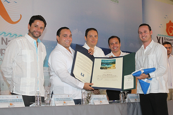 Víctor Alcocer Yamanaka y Roberto Borge Angulo entregan 8 certificados de Playas Limpias y 21 Blue Flag.
