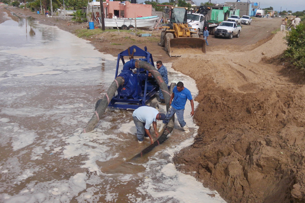 Una de las tareas de las brigadas PIAE es suministrar agua potable mediante camiones pipa y plantas potabilizadoras, en regiones que carecen del servicio de manera emergente.
