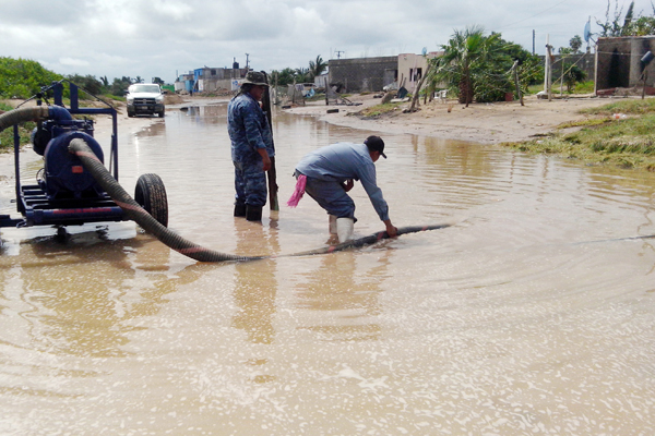 Las brigadas PIAE también apoyan con el desalojo de agua y acciones de saneamiento básico en ciudades y localidades inundadas.
