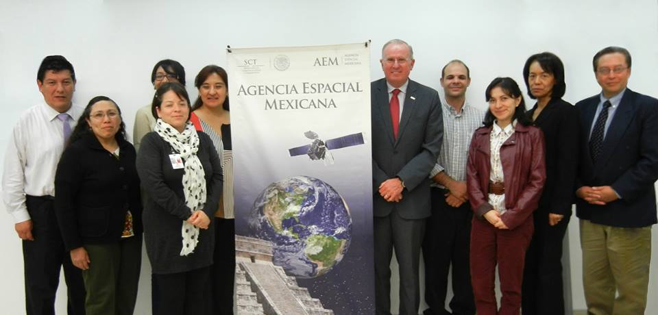 Particantes de la reunión de trabajo entre la AEM y SOMA. A la derecha del banner, el Doctor Francisco Javier Mendieta Jiménez, Director General; integrantes de la Coordinación General de Investigación Científica y Desarrollo Tecnológico Espacial de la AEM y Mesa Directiva de la SOMA.