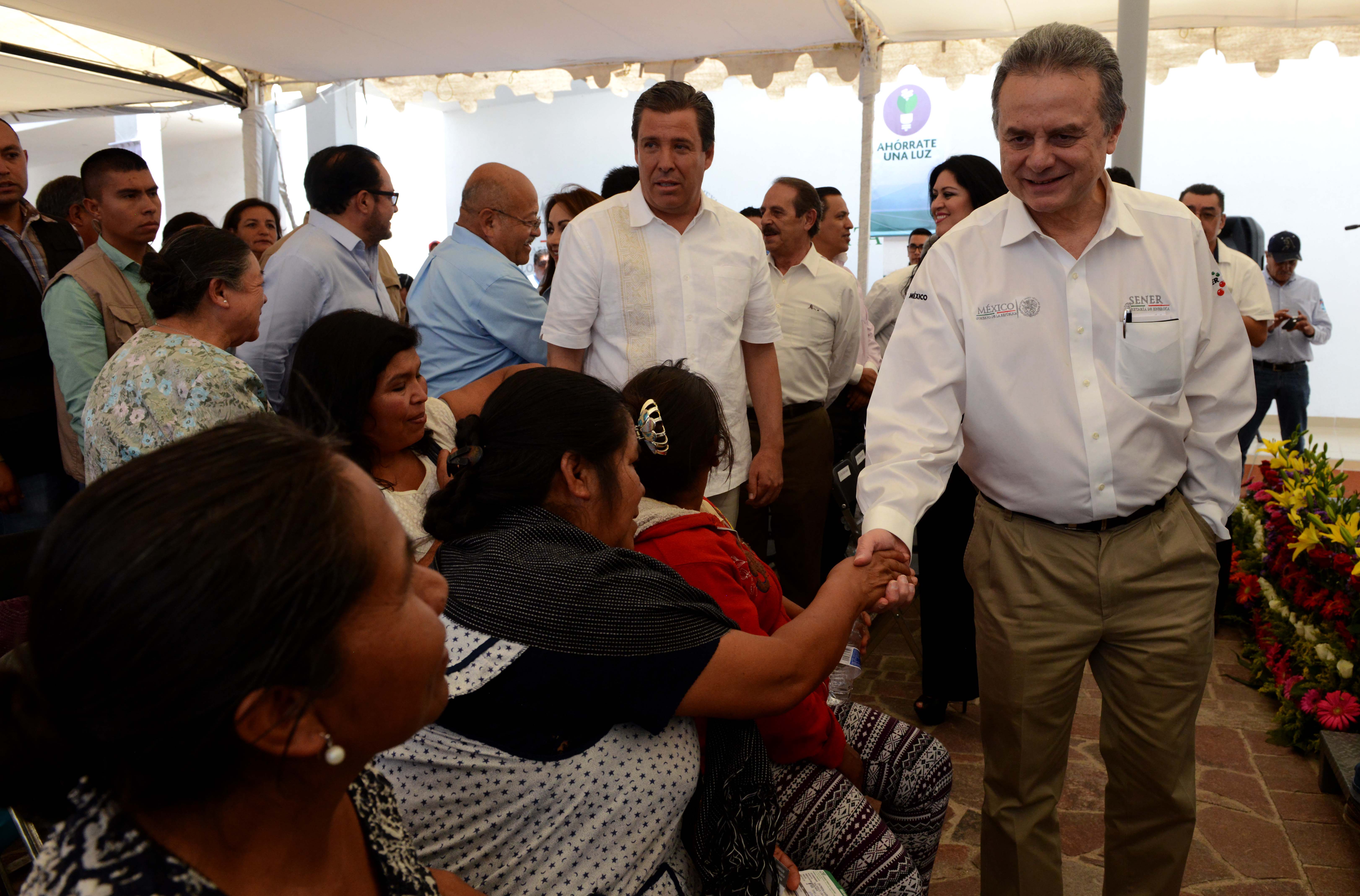 El Secretario de Energía, Licenciado Pedro Joaquín Coldwell, asistió entrega de focos en localidades de hasta 100 mil habitantes en San Luis de la Paz, estuvo acompañado por Miguel Márquez Márquez, gobernador de Guanajuato.