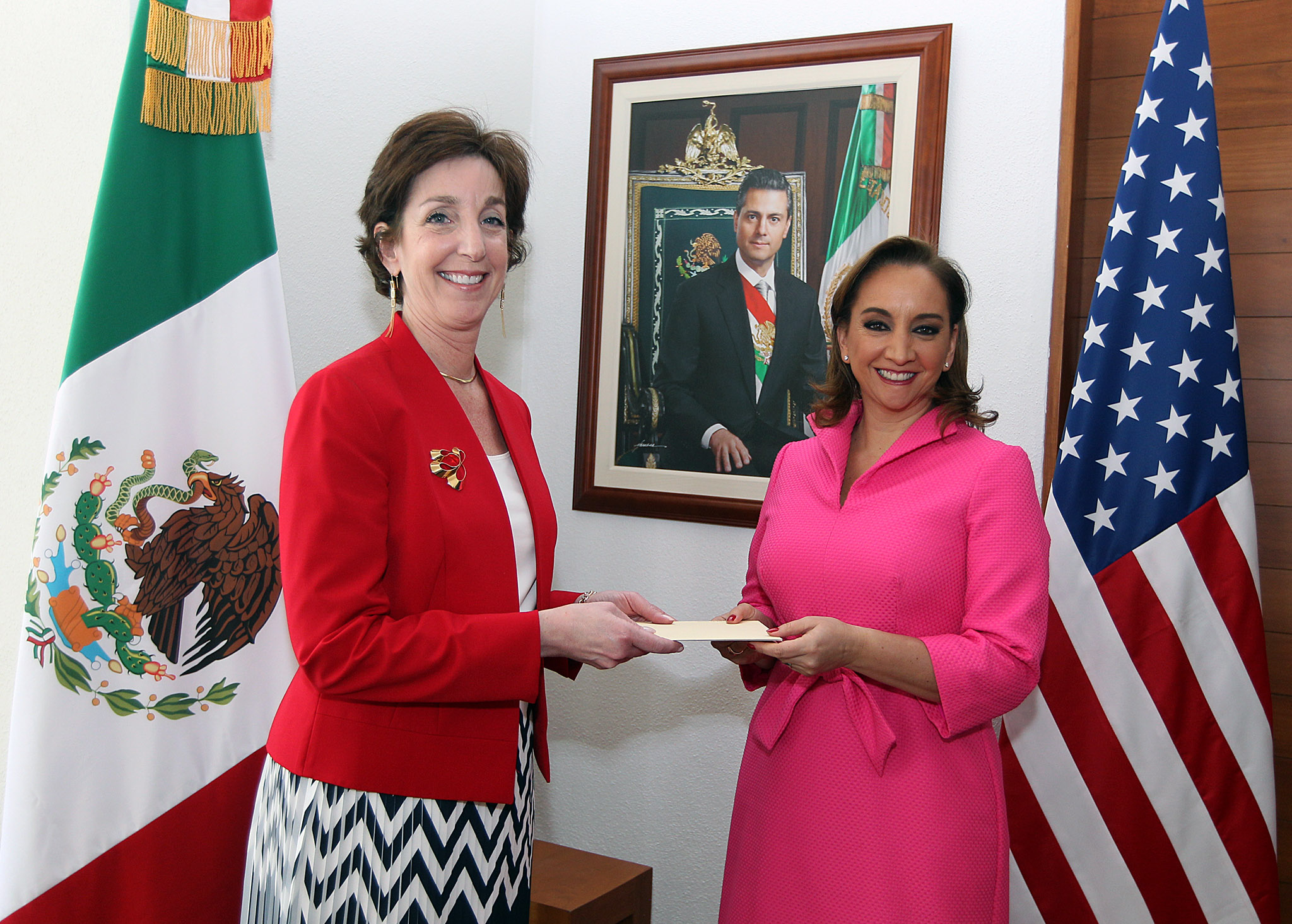 La Embajadora de Estados Unidos en México, Roberta Jacobson, presentó las copias de estilo de Cartas Credenciales ante la Canciller Claudia Ruiz Massieu.