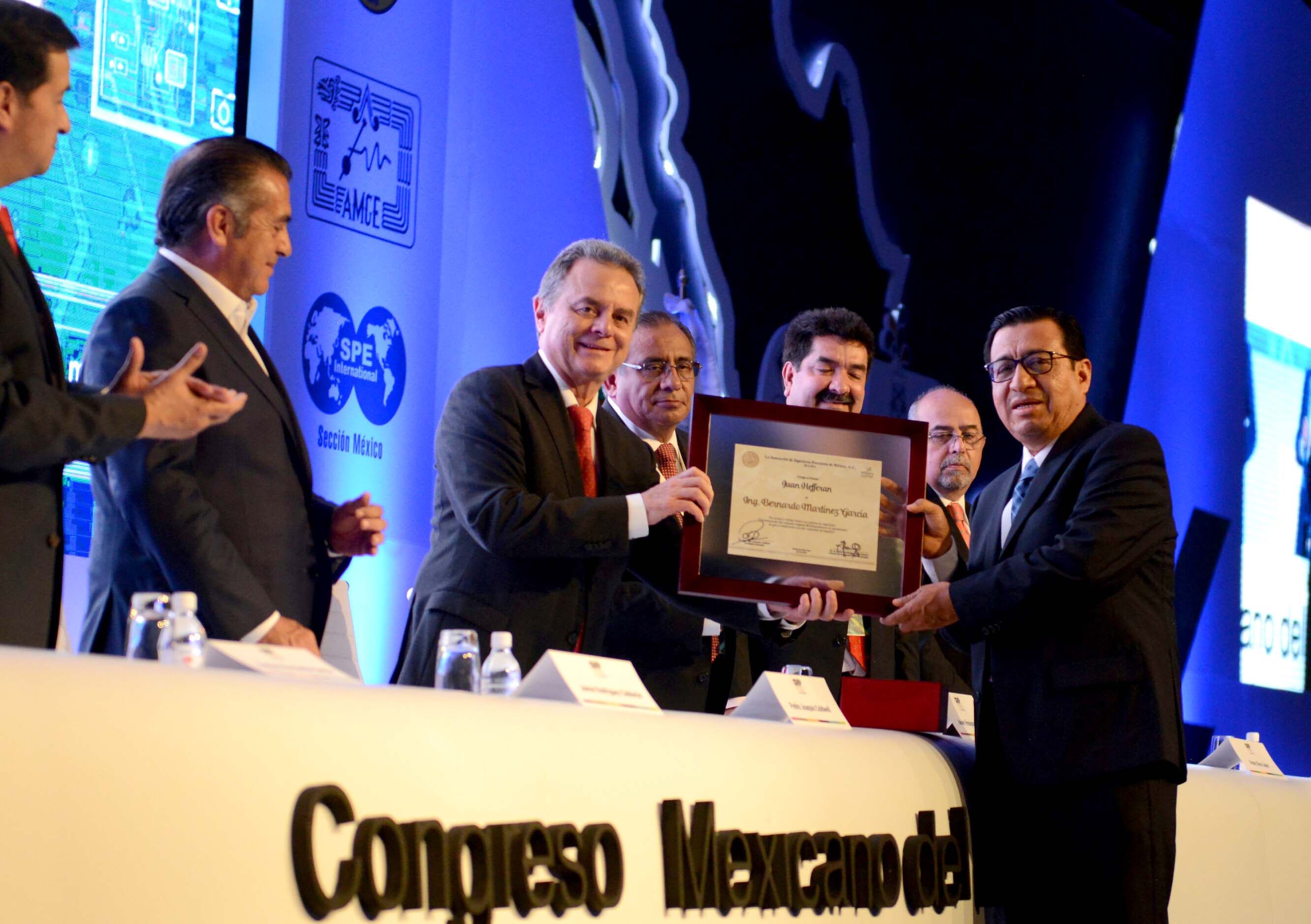 El Secretario de Energía, Licenciado Pedro Joaquín Coldwell, encabezó la inauguración del Congreso Mexicano de Petróleo 2016, estuvo acompañado del Gobernador de Nuevo León, Jaime Rodríguez Calderón.