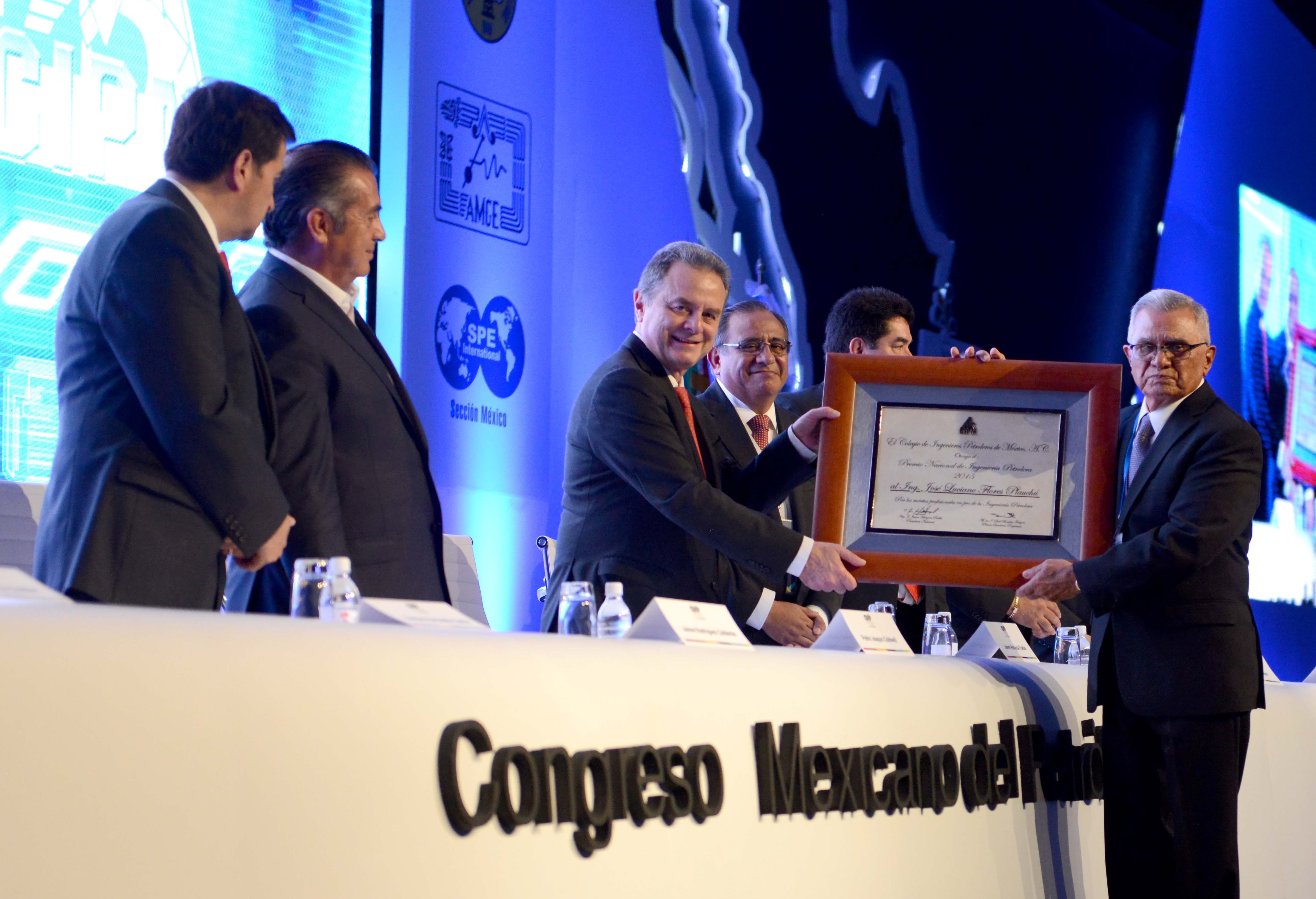 El Secretario de Energía, Licenciado Pedro Joaquín Coldwell, encabezó la inauguración del Congreso Mexicano de Petróleo 2016, estuvo acompañado del Gobernador de Nuevo León, Jaime Rodríguez Calderón.
