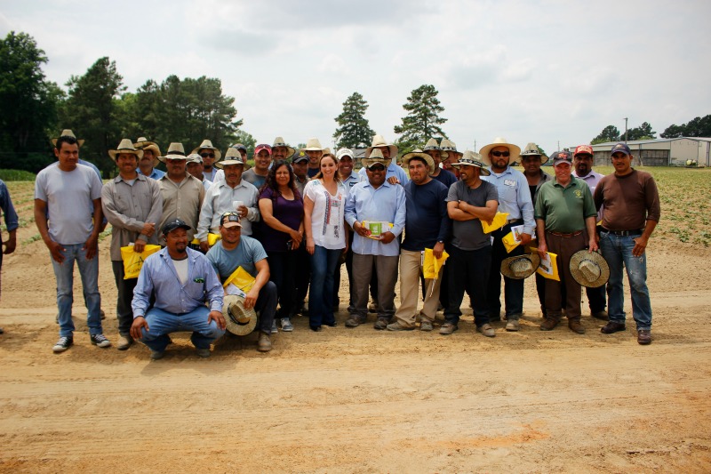 Encuentro con trabajadores agrícolas y entrega de sombreros en el marco del programa de protección preventiva para trabajadores mexicanos.