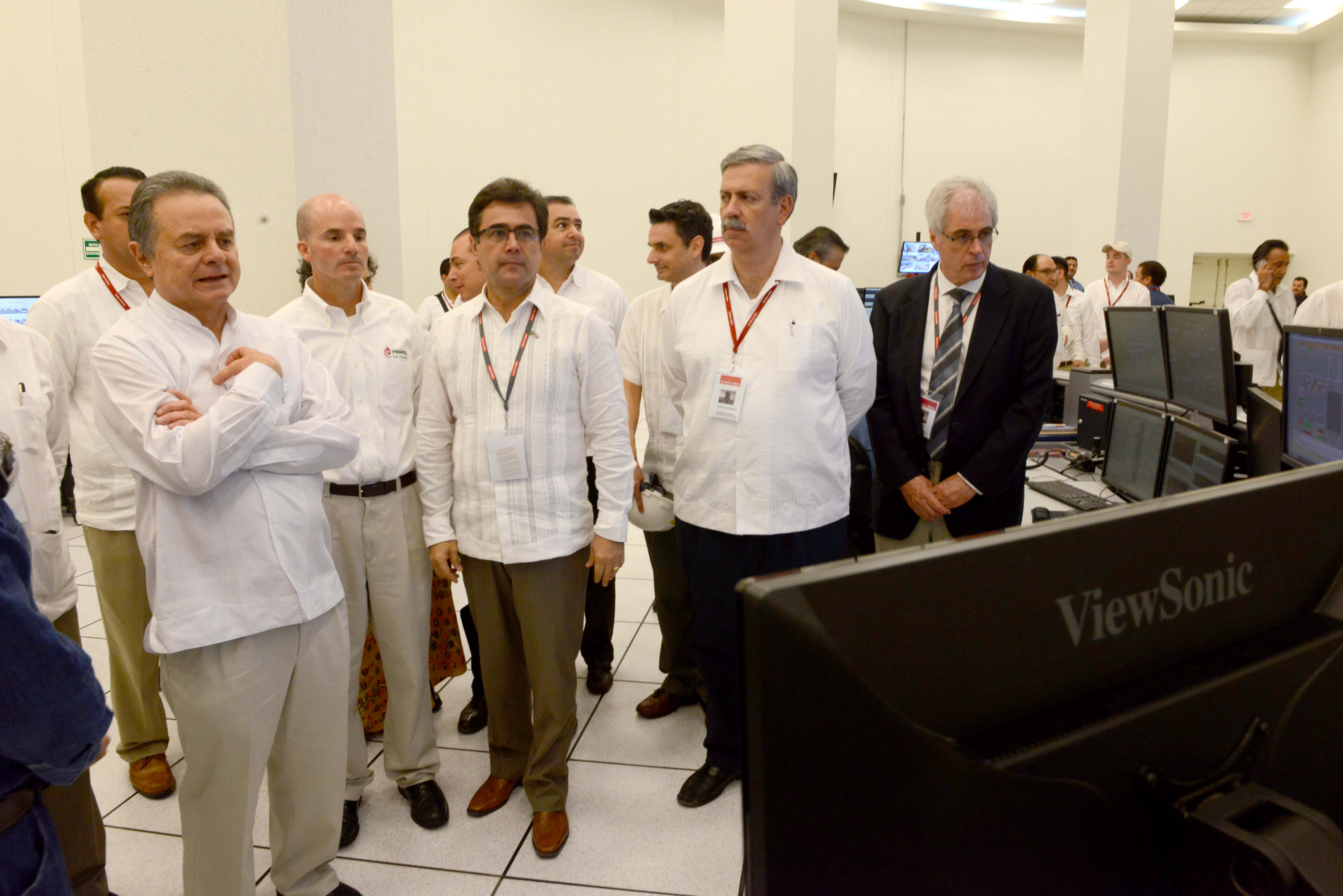 El Secretario de Energía, Licenciado Pedro Joaquín Coldwell, realizó un recorrido en el centro de control del Complejo Petroquímico Etileno XXI.