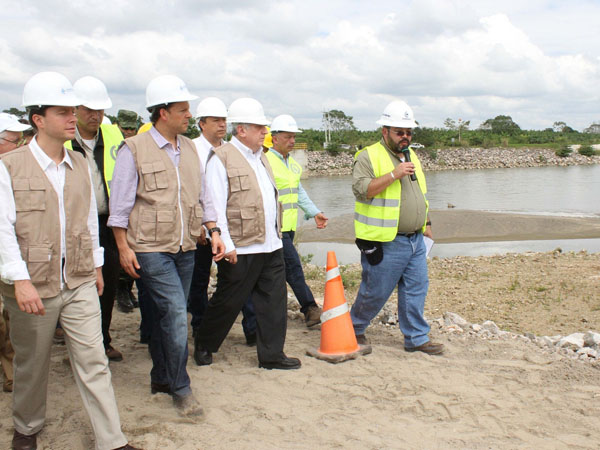El Doctor David Korenfeld, y los gobernadores de Tabasco, Arturo Núñez, y de Chiapas, Manuel Velasco, supervisan el Macayo, obra de regulación que reduce los riesgos de inundación en Villahermosa.