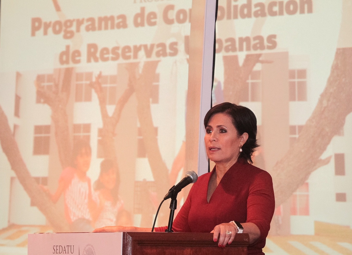 La Titular de la SEDATU, Rosario Robles Berlanga, en el podio, durante la Presentación de los Avances del Programa de Consolidación de Reservas Urbanas (PCRU) 2016.