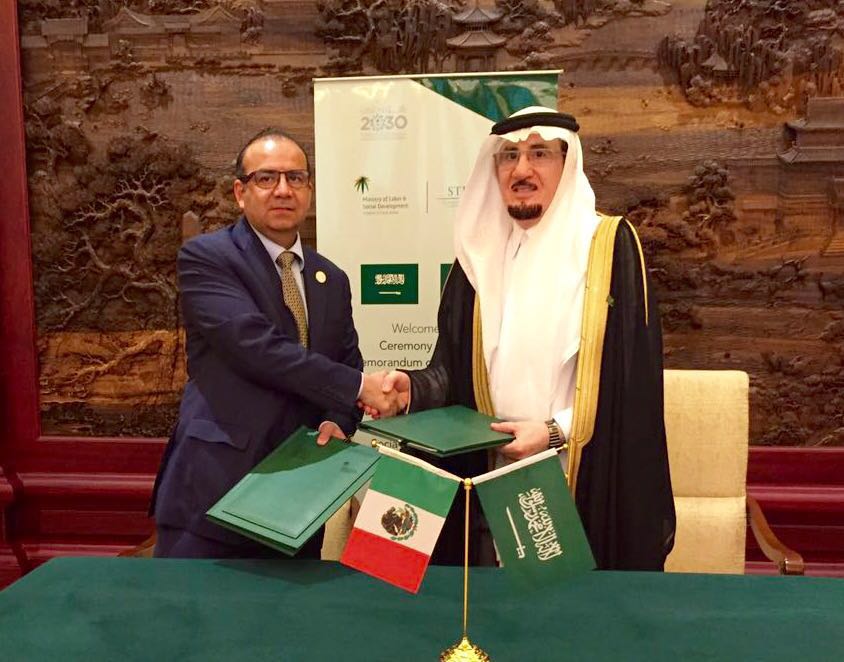 El Secretario del Trabajo y Previsión Social, Alfonso Navarrete Prida y el Ministro de Trabajo de Arabia Saudita, Mofarrej Alhoqubani, durante la firma de un Memorándum de Entendimiento en Materia Laboral entre ambas naciones. 