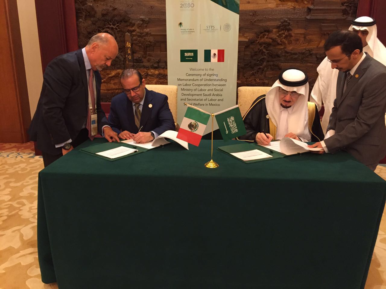 El Secretario del Trabajo y Previsión Social, Alfonso Navarrete Prida y el Ministro de Trabajo de Arabia Saudita, Mofarrej Alhoqubani, durante la firma de un Memorándum de Entendimiento en Materia Laboral entre ambas naciones. 