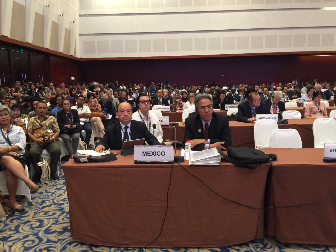 El subsecretario Enrique González Tiburcio se encuentra sentado escuchando una de las ponencias, en el marco de la Tercera Conferencia Preparatoria hacia Hábitat III, que se realiza en Surabaya, Indonesia. 
