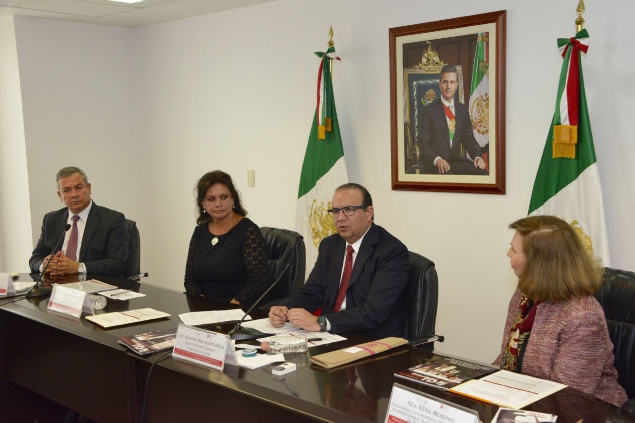 El Secretario Alfonso Navarrete Prida aseguró que este Convenio contribuirá a la mejora de la salud y seguridad de los trabajadores, así como a fomentar una mayor productividad y competitividad de la economía mexicana.
