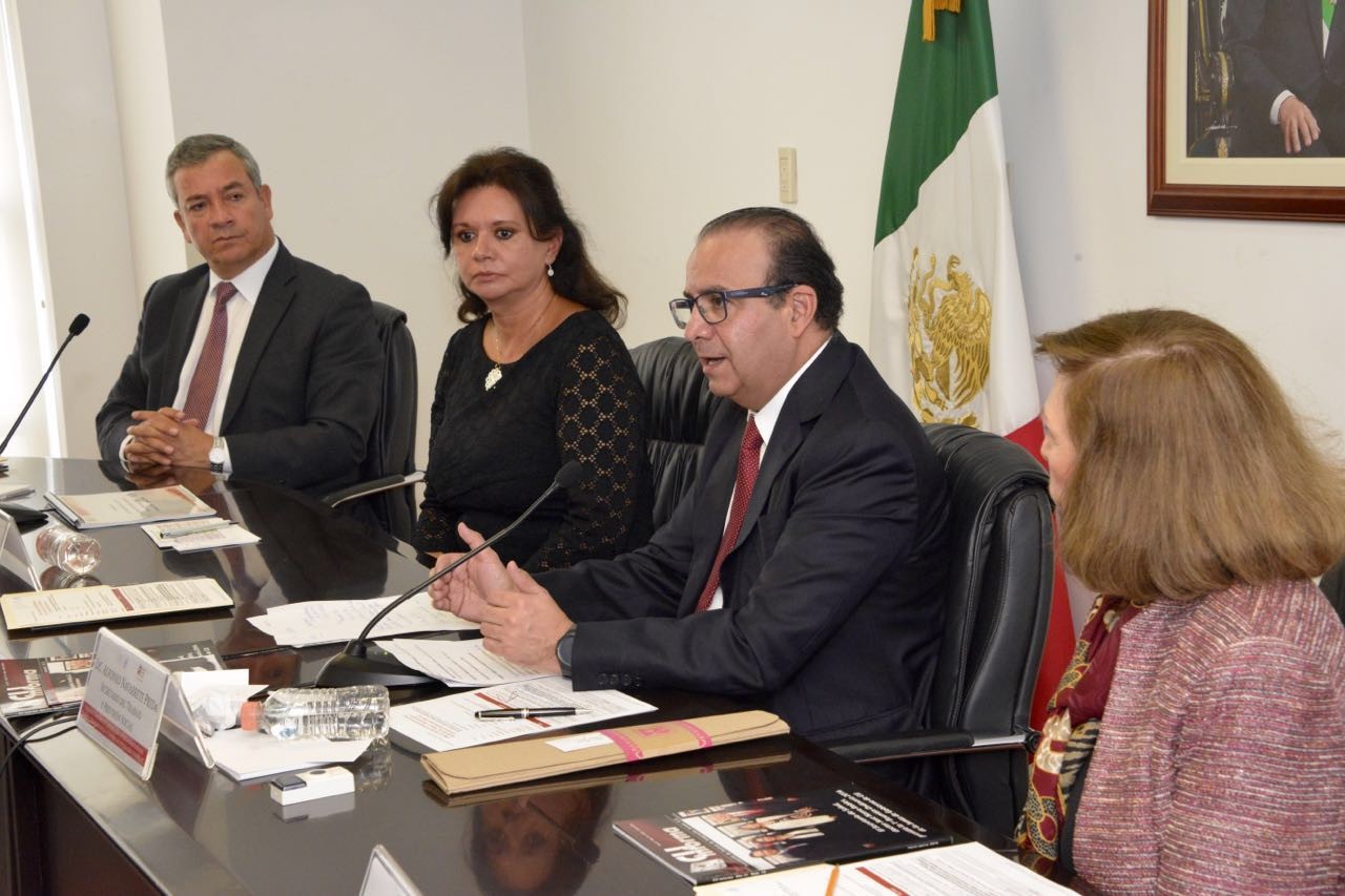 El Secretario Alfonso Navarrete Prida aseguró que este Convenio contribuirá a la mejora de la salud y seguridad de los trabajadores, así como a fomentar una mayor productividad y competitividad de la economía mexicana.
