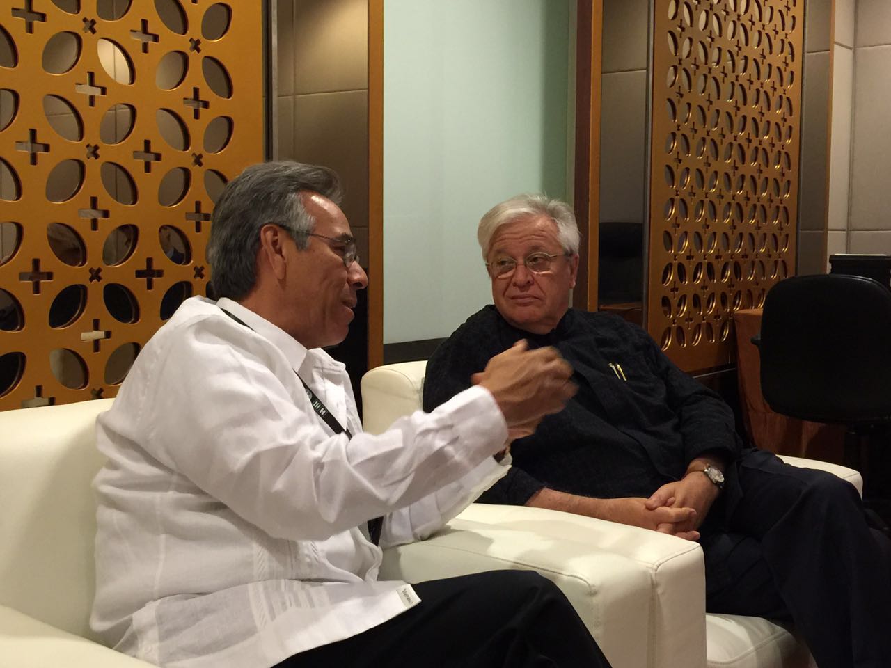 El jefe de la Delegación Mexicana, Enrique González Tiburcio conversa con el director ejecutivo de ONU-Hábitat, Joan Clos.